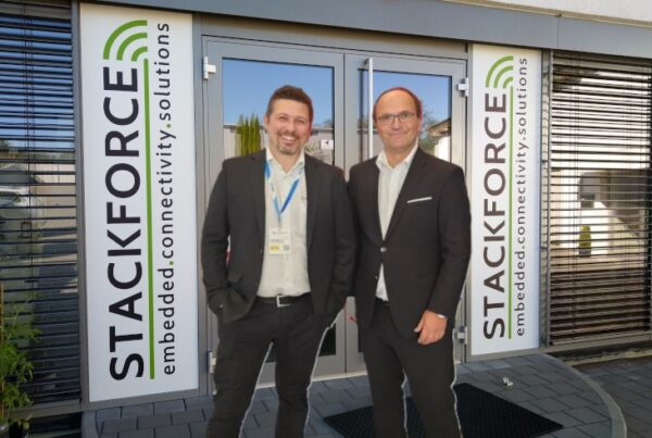 Photo of Axel Sikora, founder of STACKFORCE, an David Rahusen, Managing Director of STACKFORCE in front of the headqaurter building